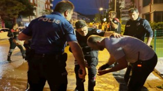 Öfkeli baba, kızını rahatsız eden gencin kulağını kesti: 1i polis 2 yaralı