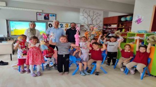 Öğrenci, veli ve öğretmen iş birliğiyle atık ipler rengârenk oyuncaklara dönüştü