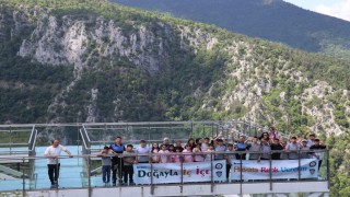 Öğrenciler 450 metre yüksekteki seyir terası ve kanyonu gezdi
