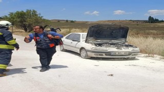 Okul önünde alev alan araca AFAD ekiplerinden hızlı müdahale