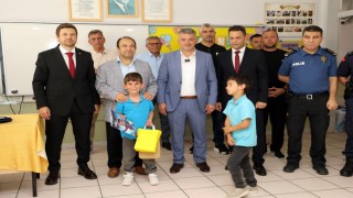 Okullarda son zil çaldı, öğrencilerin ilk karne hediyesi protokolden geldi