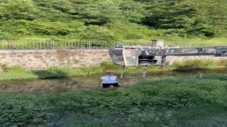 Oltasını almak isterken derede mahsur kalan çocuğu itfaiye ekibi kurtardı