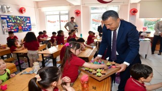 Önce karne sonra kek dağıttı