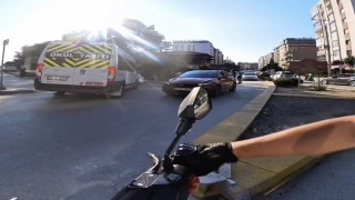 Önce motosikletlinin üzerine kırdı, sonra ters yöne girdi