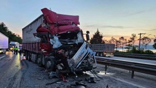 Önündeki kamyona çarptı, hurdaya dönen araçtan hafif sıyrıklarla kurtuldu