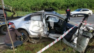 Orduda otomobil, ağaç ve aydınlatma direğini devirdi: 4 yaralı