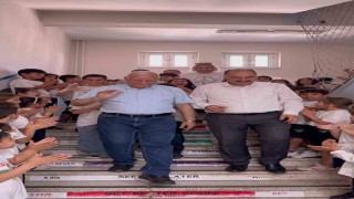 Osmaniyede 44 yıllık öğretmen çiçekler ve meşalelerle emekliliğe uğurlandı