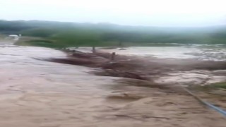 Osmaniyede sağanak yağış sonrası dere taştı
