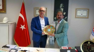 Osmanlıdan günümüze ulaşan Ahi sancağı Türkiye ile Kosovayı buluşturdu