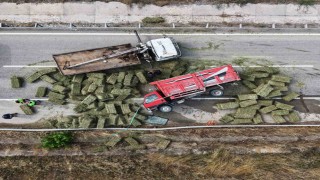 Ot balyası yüklü kamyon devrildi: Kilometrelerce araç kuyruğu oluştu