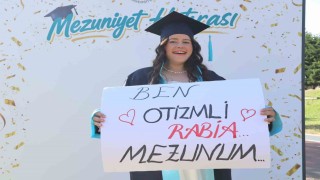 Otizm engel tanımadı, genç müzisyen üniversiteden mezun oldu