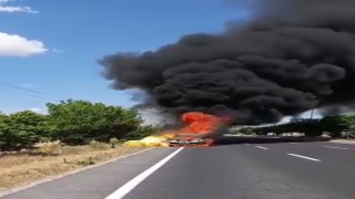 Otomobil alev topuna döndü: Araçta patlama yaşanırken, gökyüzünü dumanlar kapladı