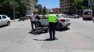 Otomobil ile çarpışan motosiklet sürücüsü yaralandı