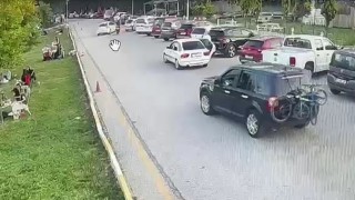 Otomobil ile motosiklet çarpıştı