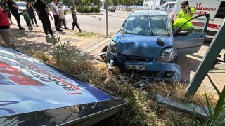 Otomobil önce kaldırıma sonra reklam tabelasına çarptı: 2 yaralı