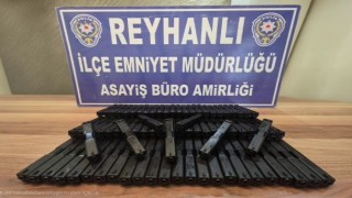 Otomobilin bagajındaki zuladan onlarca silah parçası çıktı