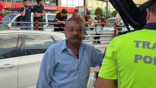 Otomobilin çarptığı refüjden kopan taşlar tramvaydan içeri girdi: 4 yolcu yaralı