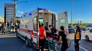 Otomobilin tur otobüsüne çarptığı kazada faciadan dönüldü