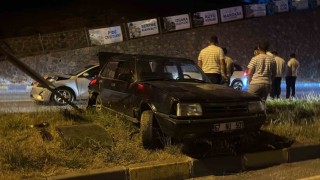 Otomobille çarpışan araç metrelerce sürüklendi