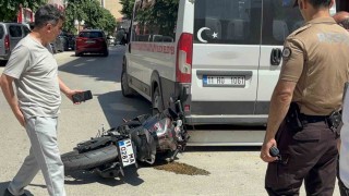 Otomobille çarpışan motosikletli az kalsın minibüsün altında kalıyordu