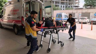 Otomobille çarpışan motosikletli yaralandı: Kaza anı kamerada