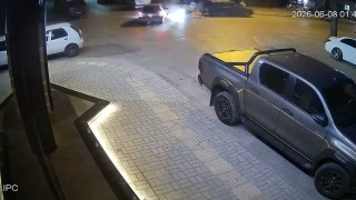 Otomobille çarpışan motosiklettekiler, metrelerce uçup park halindeki aracın bagajına çarptı
