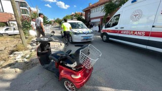 Otomobille çarpışan üç tekerlekli bisiklet devrildi: Kazada anne ve kızı yaralandı
