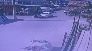 Otomobille motosikletin çarpıştığı kaza anı kameraya yansıdı: 1 yaralı
