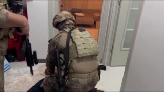 Özel harekat destekli operasyonda firarinin evine koçbaşıyla girildi