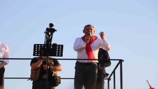 Özgür Özel: Önümüzden çekilmezseniz, ne kara düzene, ne yargı kollarına, ne de partiye atadığı butlanın kollarına teslim olmayacağız