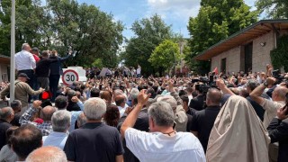 Özgür Özel TBMM önündeki kalabalığa seslendi