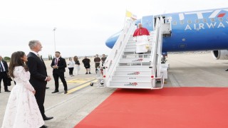 Papa 14. Leo, İspanyada Kral Felipe ve Kraliçe Letizia tarafından resmi törenle karşılandı