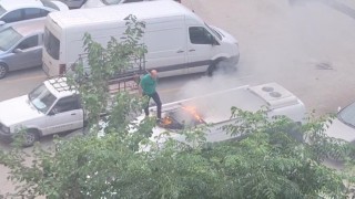 Park halindeki aracın tavanında çıkan yangına vatandaşlar müdahale etti