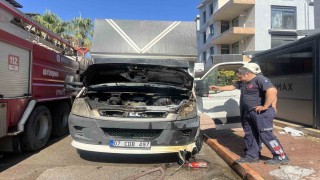Park halindeki nakliye kamyonunda motor yangını