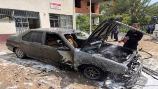 Park halindeki otomobilde çıkan yangın söndürüldü