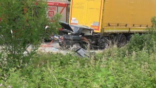 Park halindeki tıra çarpan otomobilde 2 kişi hayatını kaybetti