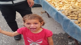 Pazarda kaybolan küçük kız, zabıta ekipleri sayesinde annesine kavuştu