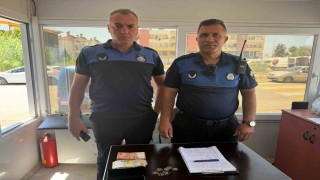 Pazarda sahte döviz ve altınlarla alışveriş yapmaya çalıştı, esnaf ve zabıtanın dikkatiyle yakalandı