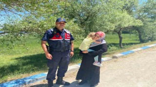 Pelitözü Gölparkta kaybolan çocuğu jandarma buldu