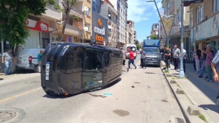 Pendikte takla atan otomobil park halindeki araca çarptı: 1 yaralı