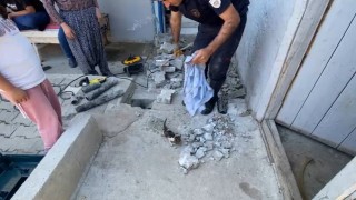 Plastik boruya sıkışan yavru kedi itfaiye ekiplerince kurtarıldı