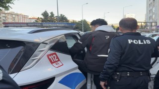 Polis ekipleri kız arkadaşına zarar vereceği iddia edilen şahsı yakaladı