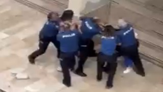 Polisin önünde kadın kavgası