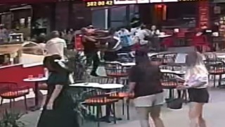 Polisten kaçan şüpheliyi tek yumrukla yere serdi