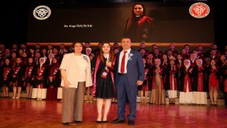 Profesör anne ve babanın gurur günü: Kızları da doktor oldu