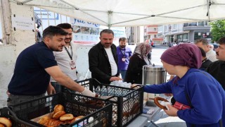 Pursaklar Belediyesinden YKSye giren adaylara ve ailelerine çay eşliğinde simit ve poğaça