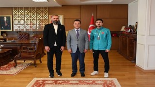 Rektör Topal, dünya ikincisi olan sporcuyu tebrik etti