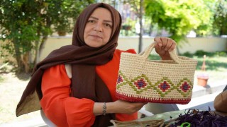 Rengarenk boyanan mısır yaprakları kadınların aksesuar eşyalarına dönüşüyor