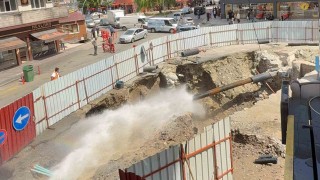 Rizede tarihi köprünün restorasyon çalışması sırasında su borusu patladı