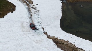 Rizenin yayla yollarında kar temizleme çalışması devam ediyor